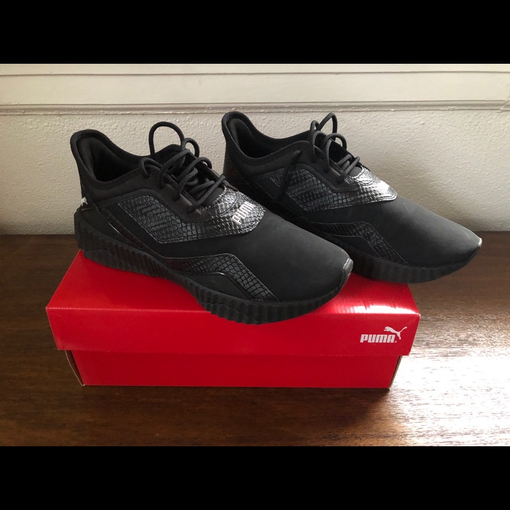 PUMA Defy stitched croc WM’s sz 9 sneakers